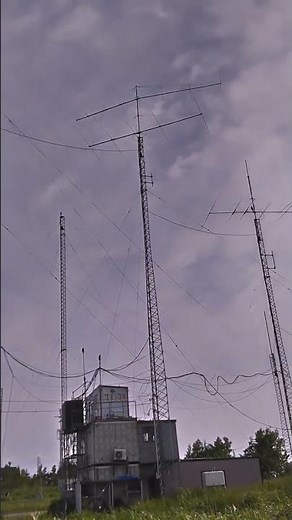 It's amazing. A group of amateur radio antennas. It's amazing how they managed to build this much...