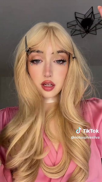 PRINCESS PEACH IS HERE FOR DAY 10 BABYYYY💗 such a classic costume and so excited I got to finally do this one hehe #notsophiesilva #31daysofhalloween #halloween #princesspeach #daisy princess peach costume