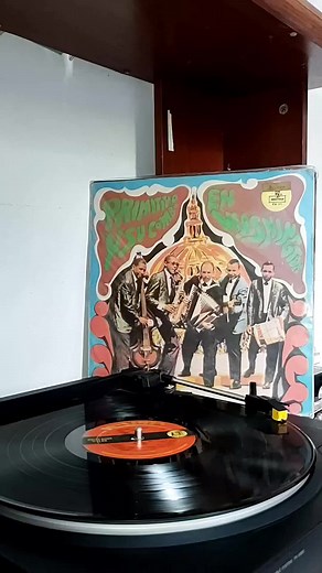 El Manisero - Primitivo y su Combo De las miles de versiones hechas de «El Manisero», en diferentes géneros e idiomas, la de Primitivo y su Combo (1968) es quizá la mejor. Un temazo que se mantiene atemporal, que suena en cualquier época y que te da empellones de sabrosura. Este Larga Duración incluye temas como el merenguezo «Juanita Morel» y una adaptación a bolero del famosísimo «Yesterday» de The Beatles, entre otros. ¿Cuanta moral no levantó este tema en cualquier tarde findesemanera de sol