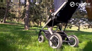 Den nye terrængående Cybex Talos S Lux! Hvad enten turen går over brosten, skovstier eller bare ud i naturen vil de store nye punktérfrie hjul og 4-hjuls-affjedringen sikre en behagelig og stabil tur #CYBEXTalosS | CYBEX