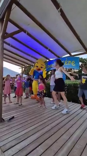Cet été, venez chanter et danser avec Piki 🐥, la mascotte des Vacances Camping Paradis ! 😍 En exclusivité, la Piki Song 🎶 pour le bonheur des enfants 👧👦 | Les Campings Paradis