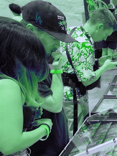 Alien activities going on out here #pokemoncards #pokemontcg #pokemon #vending