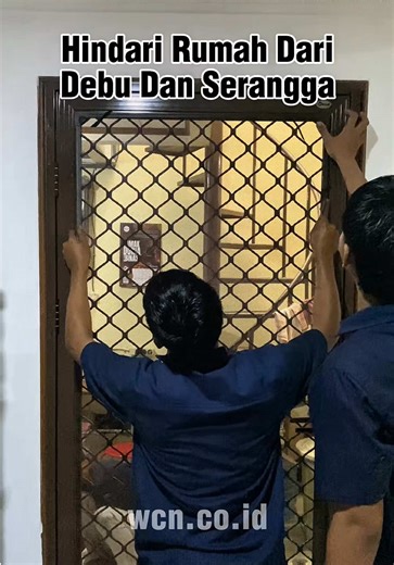 Nama Produk : Pintu Exona Ukuran : 1 SET Harga : Pintu Exona = Rp 5,134,500 Hollow = Rp 611,660 Door Handle = Rp 515,000 Total = Rp 6,261,160 Lokasi Pemasangan : Onna Jakarta Barat Category Product : Insect Screen Area Pemasangan : Dapur Motorized : - Pintu Exona dirancang secara khusus untuk memenuhi kebutuhan pada area pintu dapur, produk ini mengandalkan kombinasi kasa nyamuk Miniflex yang memiliki kerapatan tinggi serta kekuatan material yang optimal. Integrasi material tersebut berfungsi se