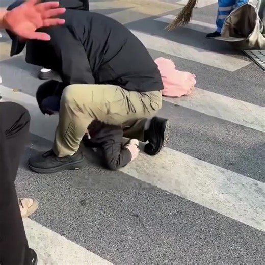 Un bambino sta soffocando, smette di respirare. La strada si ferma. Lui no. Prova tutto. Pacche interscapolari. Niente. Compressioni toraciche. Ancora niente. Manovra di Heimlich. Non perfetta. Ma decisiva. Nessun camice. Nessun corso in tasca. Solo istinto, coraggio e secondi che scappano. Non ha fatto tutto giusto. Ha fatto la cosa più importante: intervenire. E oggi quel bambino è vivo. #disostruzionepediatrica #manovresalvavita #perte