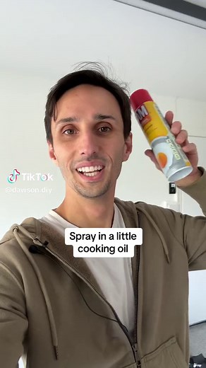 Did you know…. you can build your very own modern concrete side table?? 🔨 Check out my step-by-step tutorial on how yo make this in my bio 🕺🏼 #concretefurniture #furnitureflip #diydecor #budgetfriendly