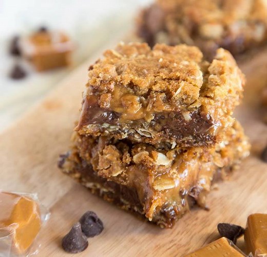 524K views · 340 reactions | These Caramelitas are a super easy bar cookie with a buttery oatmeal cookie base and filled with chocolate and gooey caramel. Get the recipe - https://dinnersdishesanddesserts.com/caramelitas/ | Dinners, Dishes and Desserts | Facebook