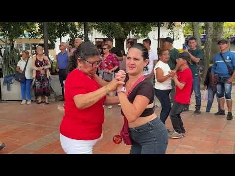 Shaky la Carranguera y esta abuelita se robaron el show con su baile 💃👵💥