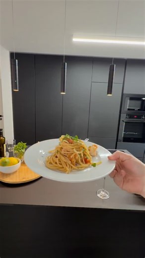 Ristorante Nonna Iolanda on Instagram: "Spaghetti mit Kirschtomaten und Garnelen wie vom Italiener 🍝🇮🇹 Um 16:00 bekommt ihr das ausführliche Tutorial zum selber kochen ❤️ Seid ihr schon gespannt?😊 #restaurant #göppingen #pasta"