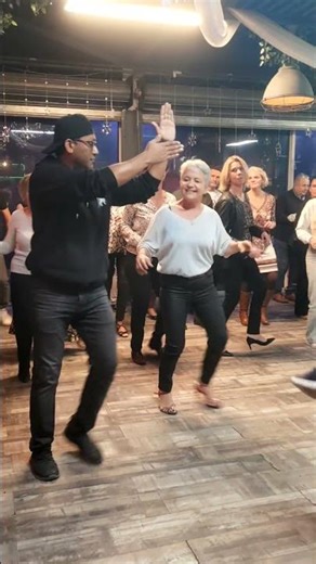 bailando bachata solo #bailando #bachata #bailandobachata #chayanne #bachatadance