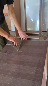 Beginner woodworking tips for leveling and evenly applying adhesive on a Formica surface #woodworking #carpenter #woodworkingideas #woodworkingtechnique | Jajang Aripin