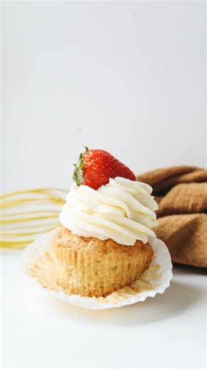 🔴 RECETTE EXPRESS 👇🏼 Mascarpone maison avec seulement 2 ingrédients… et c’est ULTRA facile ! Enregistre vite cette recette… parce que la pénurie a déjà commencé ! 😂 Ingrédients (pour 300 g) : • 625 ml de crème liquide entière • 5 c. à soupe de jus de citron Étapes ultra simples : 1️⃣ Fais chauffer les 2 ingrédients sur feu moyen pendant 5 minutes. 2️⃣ Laisse reposer 1h au frigo pour épaissir. 3️⃣ Verse dans un linge propre, place sur une passoire avec un saladier en dessous et laisse au frai