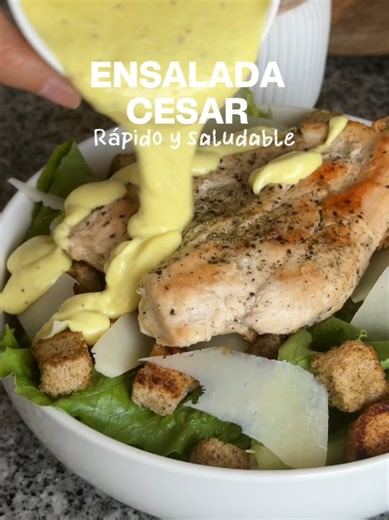 Ensalada César Cremosa con Aliño Proteico y Crutones Caseros