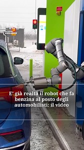 Il Robot Petrol Pump è un braccio robotico che rifornisce automaticamente i veicoli. E’ in funzione in alcune parti del mondo grazie a una tecnologia sviluppata e testata da diverse aziende, con l’obiettivo di rendere il rifornimento più comodo, sicuro e automatizzato. Ecco come funziona. L’articolo continua su Tiscalinews.it, trovi il link nelle storie. | Tiscali News