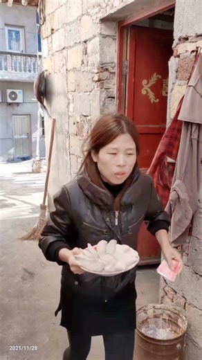 Did I not give Qian Cunhua money? You came up and hit me first #humorous and funny #rural life
