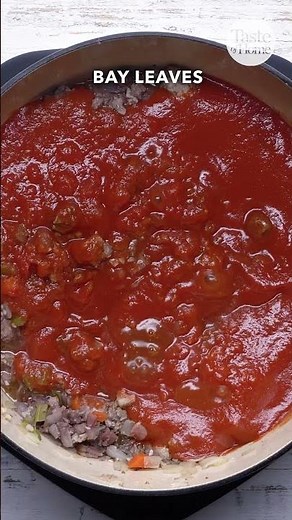 This Homemade Ragu Sauce is rich and savory! #homemadepastasauce