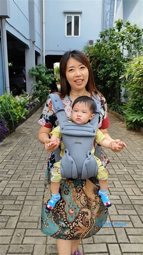 Lony | Mom Influencer on Instagram: "Biarpun sibuk, aku tetap bisa gendong bayi secara handsfree loh karena pakai Gendongan Wingme dari @cuddleme_id ternyata Appa Daehoon juga pakai gendongan ini loh 🤩 Bahan 100% Polyester jadi adem, ringan dan breathable. Bisa diatur 5 posisi dan ubahnya sat set. Ada teething set, hoodie, instruction manual book. Cocok untuk newborn sampai bayi maksimal 20 kg 🫶 Kemanapun dan siapapun yang gendong, selalu sedia CuddleMe ya ☺️ Jangan sampai salah gendongan, ing