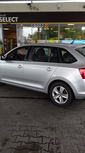 Vyzkoušeli jste již zaplatit za pohonné hmoty pomocí služby Shell SmartPay, která je dostupná v aplikaci Shell? 📱 Šetří čas všem těm, kteří chtějí na čerpací stanici natankovat palivo a neplánují žádný další nákup. Podívejte se na video s Stevo Eisele F1, jak je to snadné! 🙂 | Shell