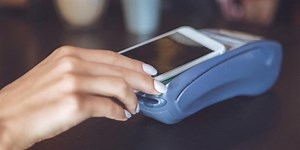 Česká spořitelna vrací do Google Play aplikaci pro NFC platby mobilem. Přejmenovala se na Poketku