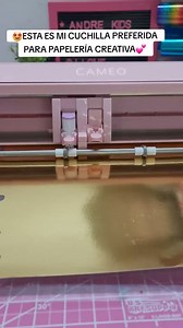 Aprende desde cero a usar tu plotter de corte Cameo. Proyectos paso a paso y de manera detallada donde te brindo toda la información para que domines tu Silhoutte Cameo por completo y le saques el mayor provecho🚀🚀 ✅Aprenderás todas las configuraciones adecuadas según el tipo de cuchilla y material. ✅Pasos para un print and cut Perfecto ✅Conocerás todo en cuanto a materiales, herramientas, tipos de impresoras, tipos de papeles y de vinilos. ✅mantenimiento básico de tu Cameo ✅Diferentes técnicas