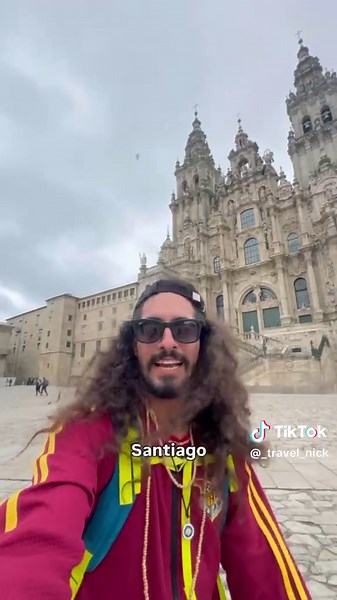 GIORNO 15 DEL CAMMINO DI SANTIAGO CON MIO PAPÀ 🚶‍♂️ Dopo 27 lunghissimi km siamo finalmente arrivati a Santiagooo! Non ho molto da aggiungere… solo che non è finita qui: ne mancano ancora 91 fino a Finisterre. E il 21 scoprirete la pazzia che mi è venuta in mente 😏 #santiago #camminodisantiago #padreefiglio #perte