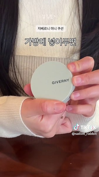 작지만 유용했던 가방속 미니템 5가지! 👜✨ 1️⃣ 키링형 미니 손톱깎이 손가락보다 작은 초미니 손톱깎이 작은데도 곡선날이라 생각보다 깔끔하게 잘 깎이고 네일 파일로 마무리까지 가능해요 거스러미 올라왔을 때나 옷 실밥 정리할 때도 은근 유용하고 출장이나 여행 갈 때 가방에 하나 달아두면 든든템 ✂️ 2️⃣ 팬그램 향수공병 향수 공병은 저는 거의 이거만 써요 최애 향수 쭈욱 담아서 리필하기도 편하고 지금까지 가방에서 샌 적도 없더라고요 분사도 부드럽게 잘 돼서 향수 들고 다닐 땐 이거 추천 🌸 3️⃣ 지베르니 밀착 커버 쿠션 파운데이션 밖에서 화장 무너질 때 이거 하나 있으면 은근 편해요 파데나 선크림 필요한 만큼만 담아서 가볍게 수정하기 좋고 초미니 사이즈라 어디서든 꺼내기 부담 없어서 가방에 넣어두면 진짜 유용한 템 💄 4️⃣ 탱글엔젤 미니 브러쉬 처음 봤을 땐 이 작은 게 제대로 빗길까 싶었는데 생각보다 머리 정돈 잘 돼요 바람 때문에 머리 엉킬 때 슥슥 빗어주면 금방 정리