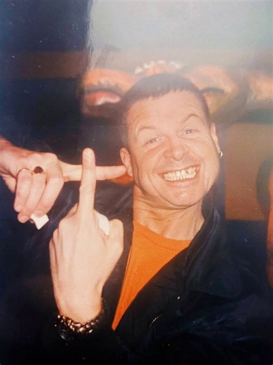 Final mix for today is a superb mix by an absolute don, 29 years ago:This is Tony De Vit (RIP) - Pure Regression Live In Ibiza 1997Released as part of a double pack with a (very fake) Sasha tape, this is 100 minutes of trancey hard house. Absolute legend. Tracklist in comments.Mixes on Kofi shortly 👇🔥👇