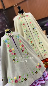 El mejor detalle siempre está en una ruana suave e inigualable!🩷💫🌸 ✅ Calidad 100% lana , con hermosos bordados de flores y caballos 😍 Disponible para niña y dama 💬 Envíanos un mensaje con la talla de tu interés, tenemos envío a toda la República y USA 🇺🇸 #ruanas #escaramuzas #bordado | Vestir Charro PM