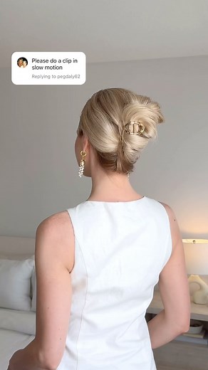 A slowed down version of this easy claw clip hairstyle❤️ How to: 1. Start by tightly gathering all your hair at the nape of your neck, and hold it in your left hand. 2. Grab your claw clip with your right hand. 3. Open it nice and wide, and place it over your ponytail. 4. Bring your ponytail upwards, guiding it between the teeth of the clip. 5. Use your right hand to anchor the clip at the top. 6. Bring your ponytail down the left side and back up between the teeth again. 7 .Tuck the ends behind