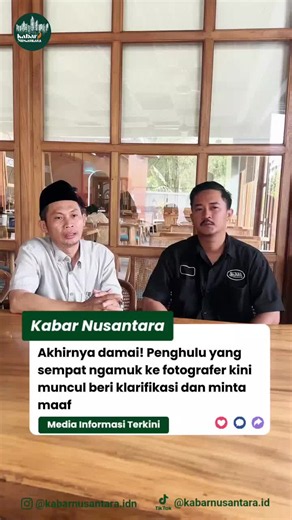 Setelah sempat viral dan menjadi perbincangan hangat di media sosial akibat aksinya yang memarahi fotografer saat akad nikah di Mojokerto, bapak penghulu akhirnya menempuh jalan damai. Melalui unggahan yang dibagikan oleh akun @arwani_bgsttt, terlihat momen saat sang penghulu duduk berdampingan dan menyampaikan video klarifikasi serta permintaan maaf secara langsung. ​Pihak yang bersangkutan menyampaikan permohonan maaf atas kegaduhan yang sempat terjadi di tengah masyarakat. Kasus ini pun dinya