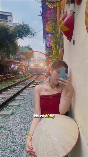 Cô gái bất chấp nguy hiểm đứng cạnh đường tàu đang chạy 😱 #shortsviral ￼