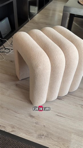Dieser Hocker sieht nicht nur gut aus – er fühlt sich auch so an ✨ Samt-Look, modernes Design und stabiler Stand. Ideal für Sofa, Schlafzimmer oder Schminktisch. 🛒 Kauf ihn direkt unter dem orangenen Einkaufswagen-Button.#hocker #zuhause #wohntrend #valentinstagsdeals #tiktokmademebuyit