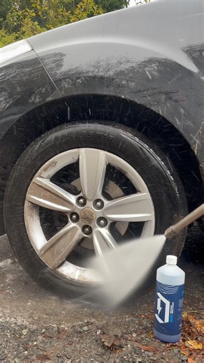 How to clean a dirty car wheel ! #howto #cleaninghack