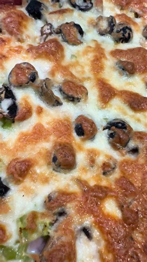 Last night was homeade pizza night 🤤 homeade sauce and sourdough crust = perfection! #pizza #sourdough #homeade #loaded #fresh