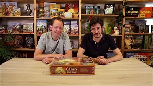 Lang zal ie leven! In de nieuwste unboxing video bekijken Bert en Eduard wat er allemaal in de Jubileum Big Box van Catan zit. 🌄🎲 Meer informatie over de Big Box >> http://bit.ly/FB-KOL48-unboxing | 999 Games