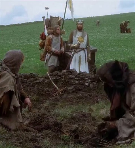 RT @55SweetThing: “Well how d’ya become king, then?”😂Michael Palin, Graham Chapman and Terry Jones in “Monty Python and the Holy Grail” (…