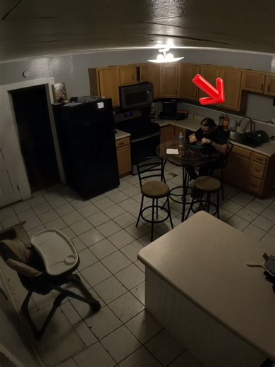 Demon Show In Kitchen 🔴 ENGLISH (RED): I thought I was alone in my kitchen. I was wrong. I didn’t notice the shadows while it was happening… only after watching the video back. They weren’t random. They were surrounding me. Watch closely till the end. Follow for more paranormal encounters. Like if you support the channel. Comment if you see, hear, or feel anything. 🔵 ESPAÑOL (BLUE): Pensé que estaba solo en mi cocina. Estaba equivocado. No noté las sombras en el momento… solo cuando volví a ve