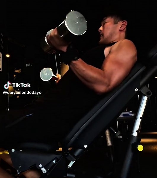 8kgのダンベルで二頭潰れるやつ#筋肉 #workout #トレーニング #training #おすすめ #力こぶ #二頭筋 #上腕二頭筋 #上腕