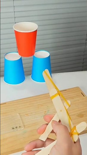 Make rubber band guns with popsicle sticks!#handmade #DIY #creativehandmade