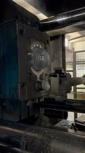 Die casting, the process of transforming molten aluminum into components #aluminumcasting