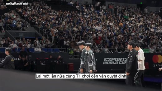 [vietsub] Phim tài liệu LPL Chung kết thế giới 2025: "Kẻ cạnh tranh lưu danh" (tạm dịch) 25/12/2025 📍Chỉ dịch một phần trận AL và T1 "Nếu ván đầu có thể thuận lợi giành chiến thắng thì cơ hội sẽ lớn hơn nhưng ngược lại, nếu bị T1 kéo đến ván 5 có thể sẽ hơi khó khăn một chút" LPL fan: "Tôi chắc chắn ủng hộ T1, vì thần tượng của tôi là Faker Faker cũng già rồi Tôi chỉ hy vọng Faker không còn gì hối tiếc, hy vọng kỷ lục của anh ấy không bị phá vỡ là được T1 tất thắng!" "Chúc mừng AL dẫn trước 2:1