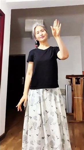 An elderly woman in her sixties dancing #forelderly #chineseclassicaldance #dance #dancing