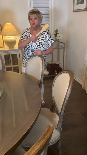 🌙 Buona sera, everyone! It’s Antoinette here, taking you back to the good old days — those simple moments that made life so special. Remember summer evenings catching lightning bugs in a jar? Or family coming over for laughs and delicious Italian food? 🍝✨ Did your mom chase you with a wooden spoon? Or maybe she did this instead? My mother had such a firm hand — her knuckles bore the marks! 💪 We’d sit outside till late, sharing cake and coffee on Friday nights, or sandwiches on Saturdays. Toda