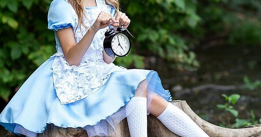 "Alice-im-Wunderland"-Syndrom bei Kindern: Anzeichen und Symptome - was Eltern wissen sollten