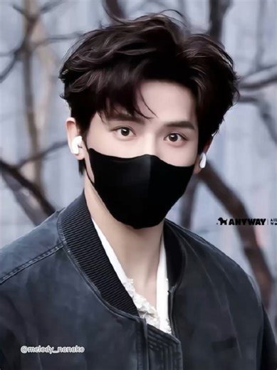 He looks so tired 🥺 After filming yesterday, he immediately flew back to Beijing for CCTV Spring Festival Gala pre-recording, only 2 days left! There was a funny moment when he just arrived at the site, he looked like a lost kid and got gently pushed by a staff member toward the right direction (2nd video) 😂 #WangAnyu #王安宇 #หวังอันอวี่ #vuonganvu #chineseactor