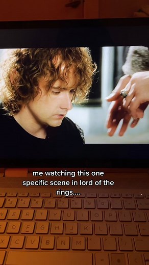 oh to be a little hobbit man having my face held like that (btw i know this scene isn’t meant to be romantic)