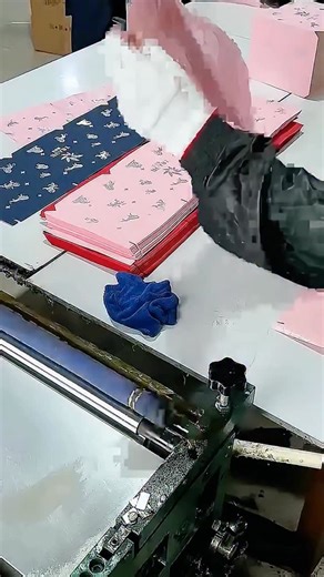 Visionpak_official on Instagram: "A look at how we build premium gift boxes with refined detail and consistent quality #packagingfactory #factorydaily #howitsmade #custompackaging #brandpackaging #packagingsupplier #packagingdesign #oemodm"