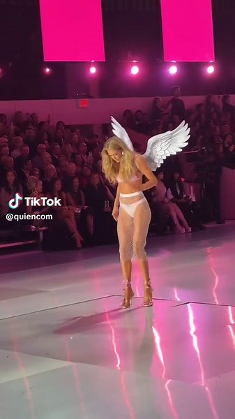 ¿Ángel caído? Para nada. Doutzen Kroes demostró el más alto nivel de profesionalismo en el Victoria's Secret Fashion Show al salir bien librada luego de un pequeño percance con el tacón. ¡Bravísima! 👏🏼👏🏼👏🏼👠 #victoriassecret #victoriassecretfashionshow #doutzenkroes (Video: RRSS)