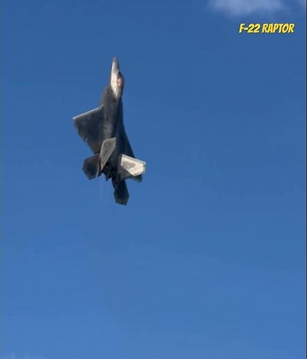 The F-22 Raptor take off at Oshkosh #f22 #f22raptor #f22demo #airshows
