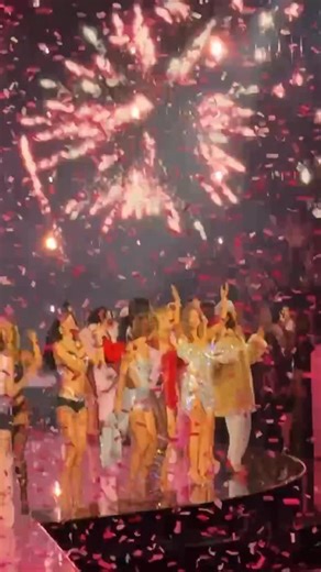 Y el gran final (teñido de rosa, por supuesto) del desfile de #VictoriasSecret 2025 💗 | Vogue España