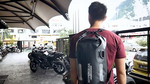 Dry Bag Vroom features a precision-engineered waterproof component of high-density PVC tarpaulin, with Duraflex buckles to provide a solid roll-top closure. This is particularly ideal for multi-terrain short sprints where speed and convenience are your top priorities. Pre-order now to get an exclusive FREE Hypergear earth-mission T-shirt worth RM59.90. The deadline for Pre-order is approaching…Act fast! Grab here --> https://bit.ly/3kTe397 | Hypergear Malaysia